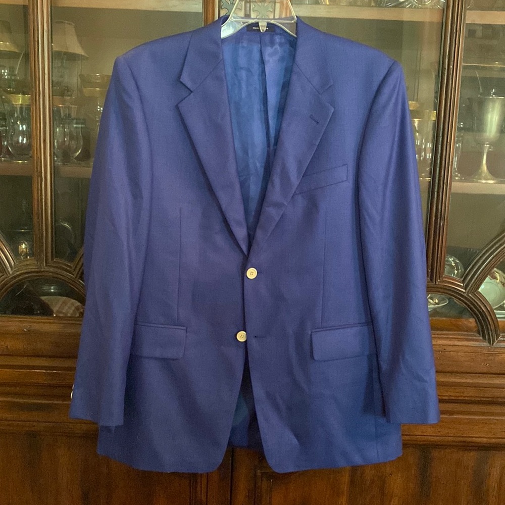 Lightweight 2 button royal blue sports coat. Size 40R.